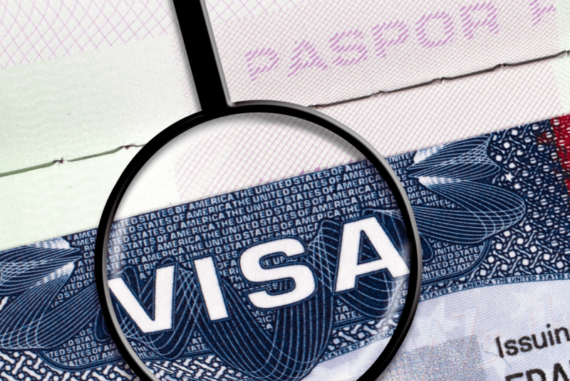 Có nên mua vé máy bay trước khi xin visa?