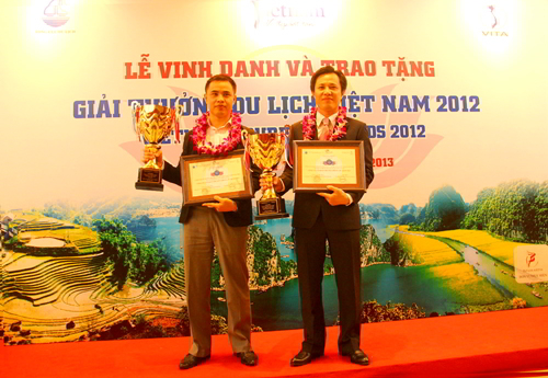 du-lich-viet-vinh-du-don-nhan-giai-thuong-du-lich-viet-nam-2012