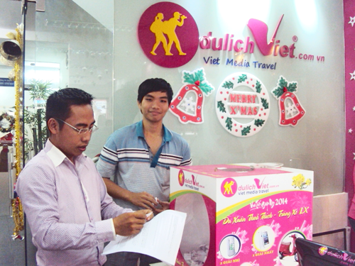 Nhân viên công ty Du lịch Việt công bố khách  hàng trúng thưởng