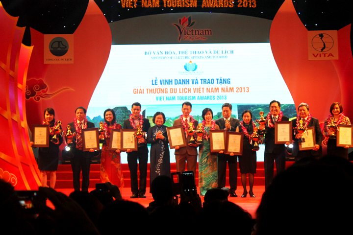 du-lich-viet-vinh-du-don-nhan-giai-thuong-10-cong-ty-du-lich-viet-nam-2014