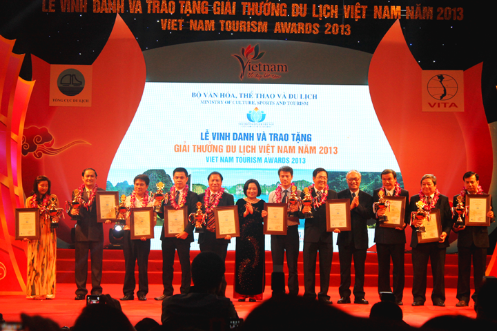 du-lich-viet-vinh-du-don-nhan-giai-thuong-du-lich-viet-nam-2014-1