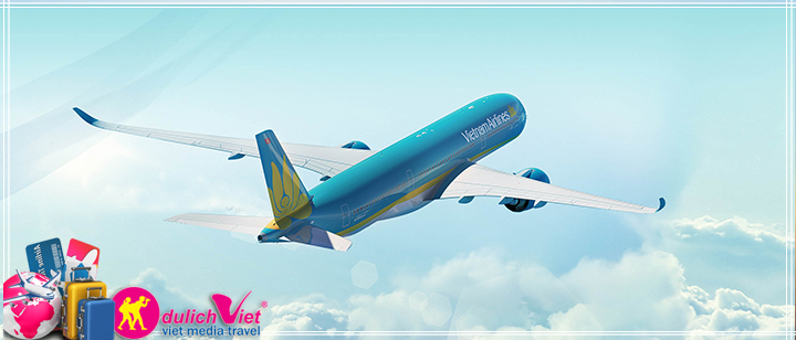 Máy bay Vietnam Airlines đang cất cánh hoặc hạ cánh trên bầu trời xanh