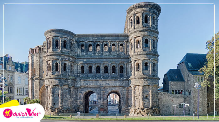 Cổng thành cổ Porta Nigra theo tiếng Latin là “Cổng thành đen”