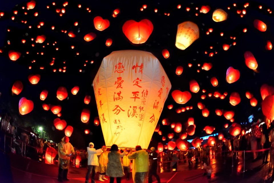 Trang trí đèn lồng trên đường phố