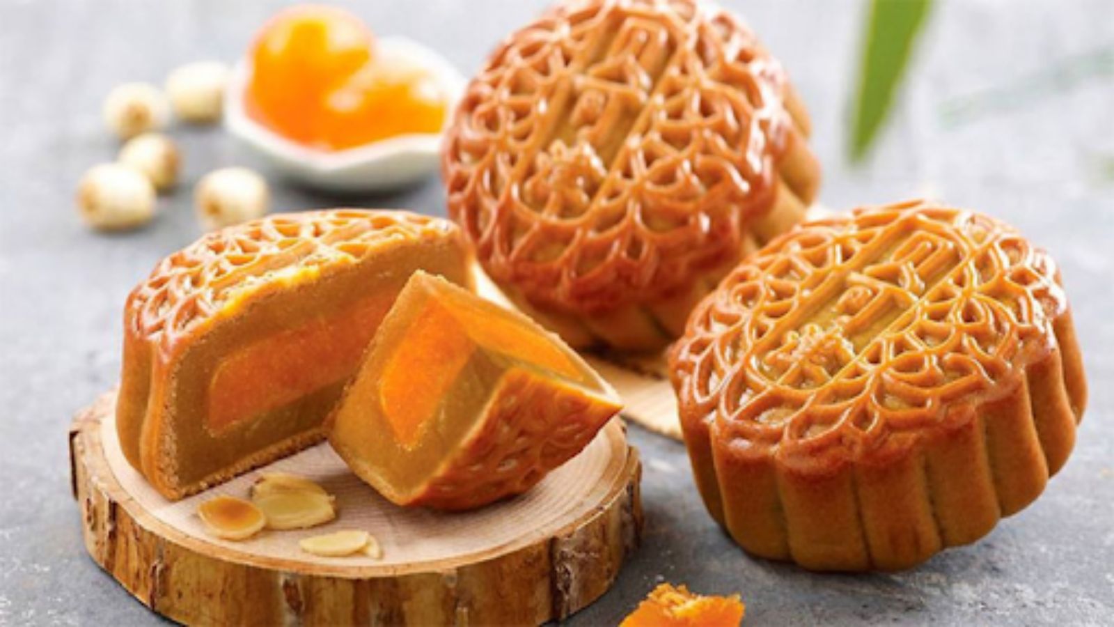 Thưởng thức bánh Trung Thu