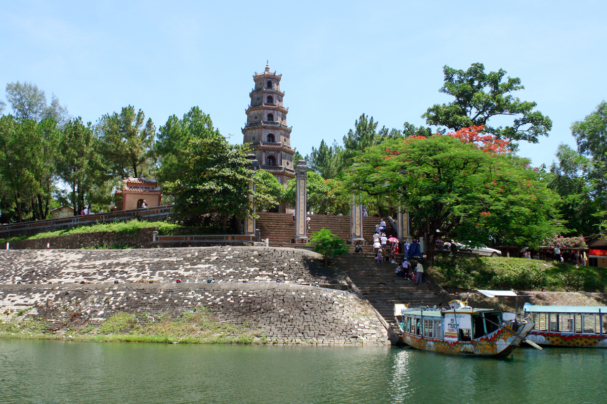 Cảnh Chùa Thiên Mụ - Tour du lịch Huế