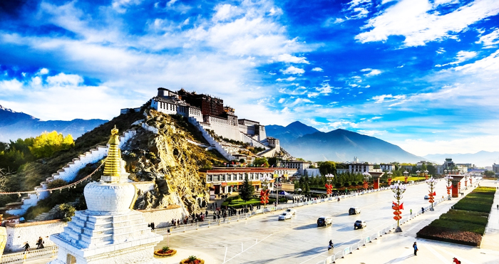 Trời xanh, mây trắng trong vắt sẽ là thời điểm đẹp để thực hiện du lịch Tây Tạng