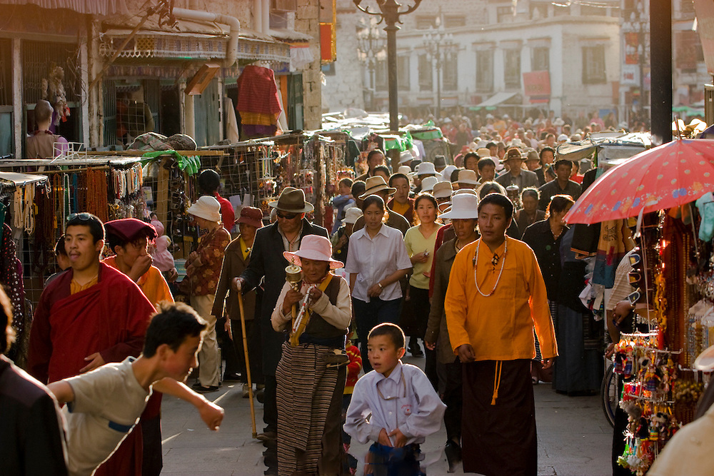 Cảnh dòng người dân Tây Tạng di chuyển trong một con phố tại thủ phủ Lhasa