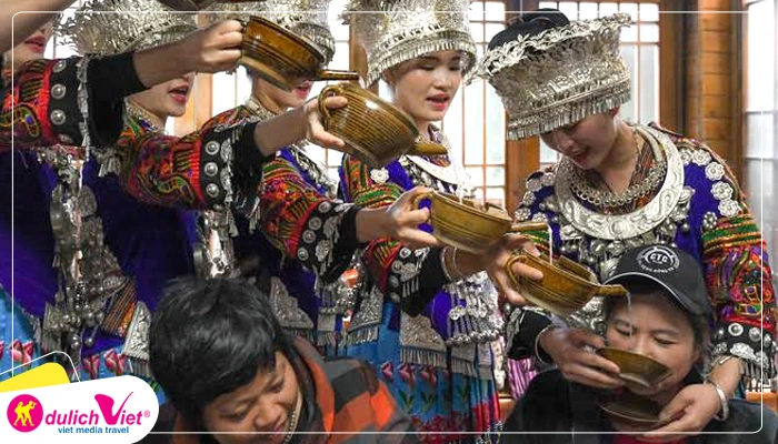 Trải nghiệm nghi thức chặn cửa mời rượu đặc trưng tại nơi đây.