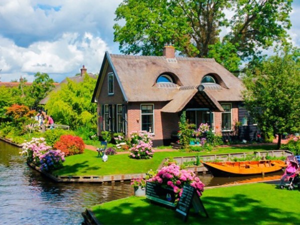Du lịch châu Âu: Ngôi làng cổ tích không đường đi ở Hà Lan