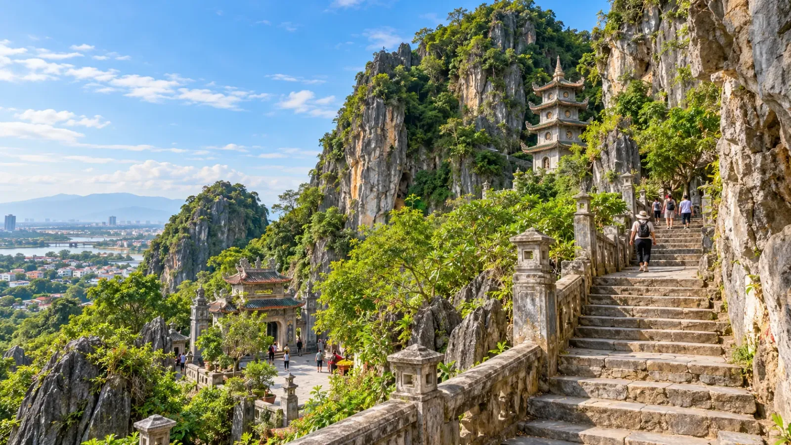 Bậc thang đá và cảnh quan núi đá tại khu danh thắng Ngũ Hành Sơn ở Đà Nẵng