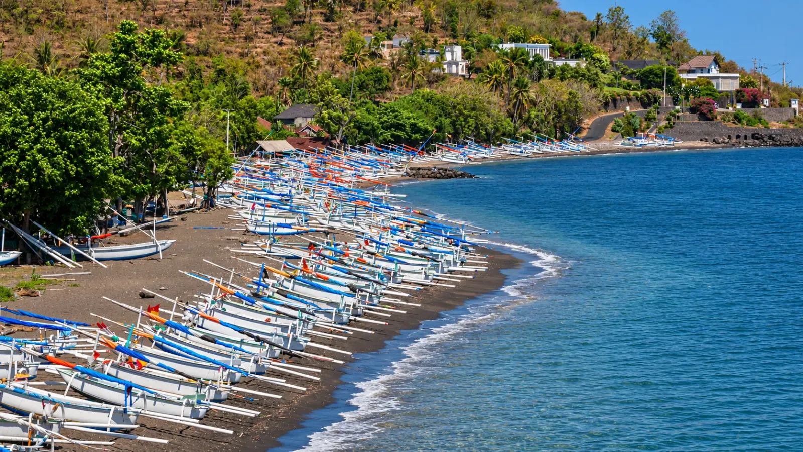 Bãi biển Amed ở phía đông Bali với bờ cát sẫm màu và thuyền đánh cá Jukung