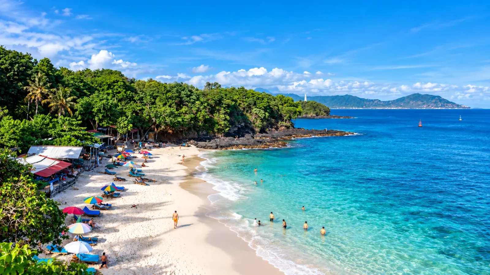 Bãi biển Bias Tugel gần Padangbai Bali với cát sáng màu và các mỏm đá ven biển