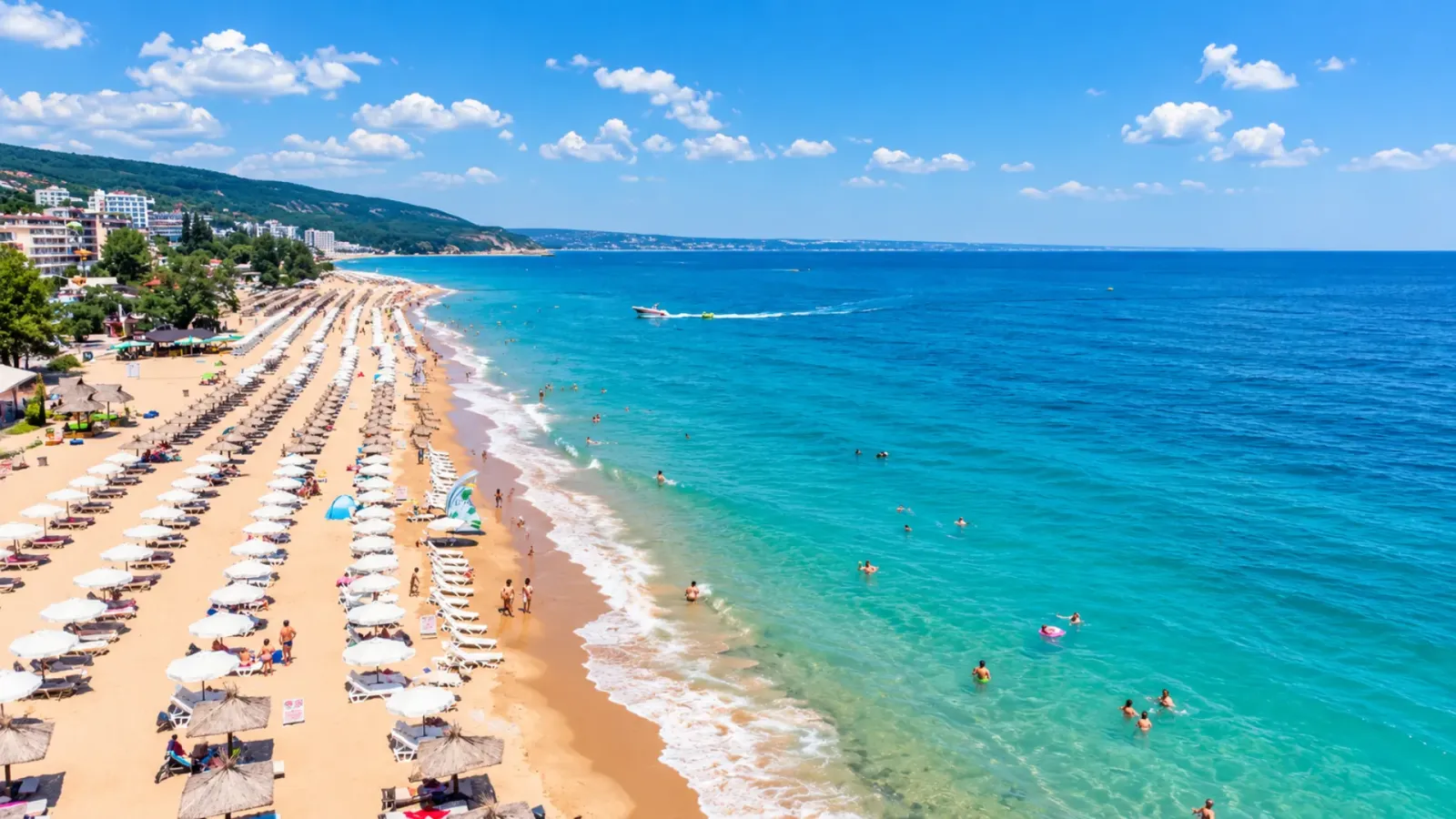 Bãi biển Golden Sands với dải cát vàng và khu nghỉ dưỡng ven biển tại Varna Bulgaria
