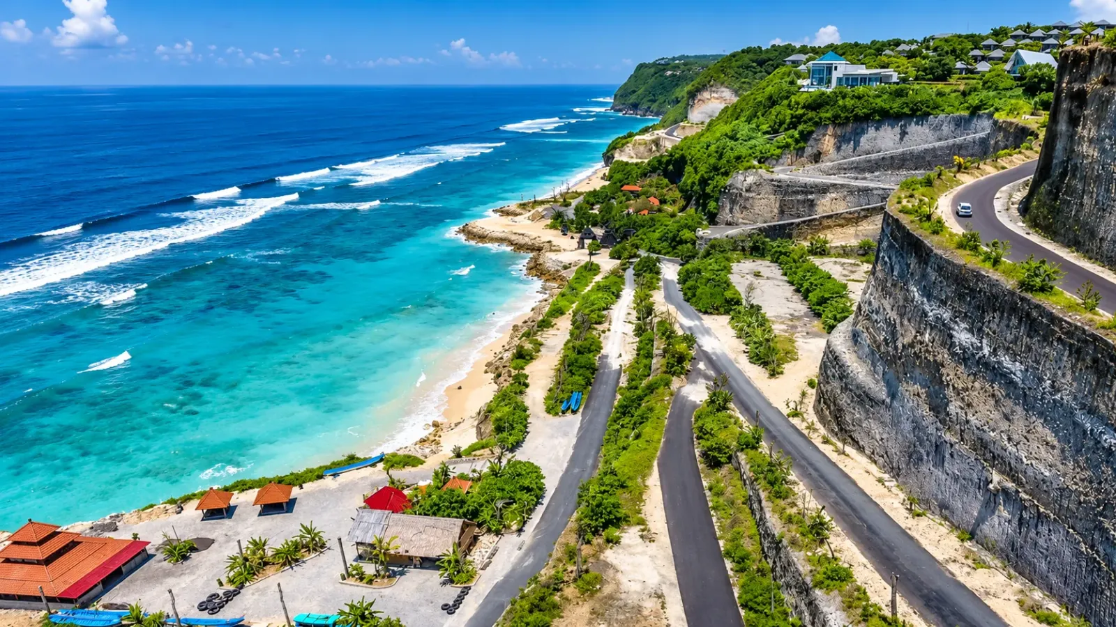 Bãi biển Melasti tại Ungasan Bali với vách đá vôi và con đường dẫn xuống biển