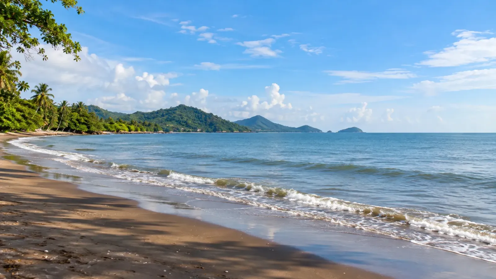 Bãi biển Mũi Nai tại Hà Tiên với bờ cát nâu sẫm và khung cảnh biển Tây