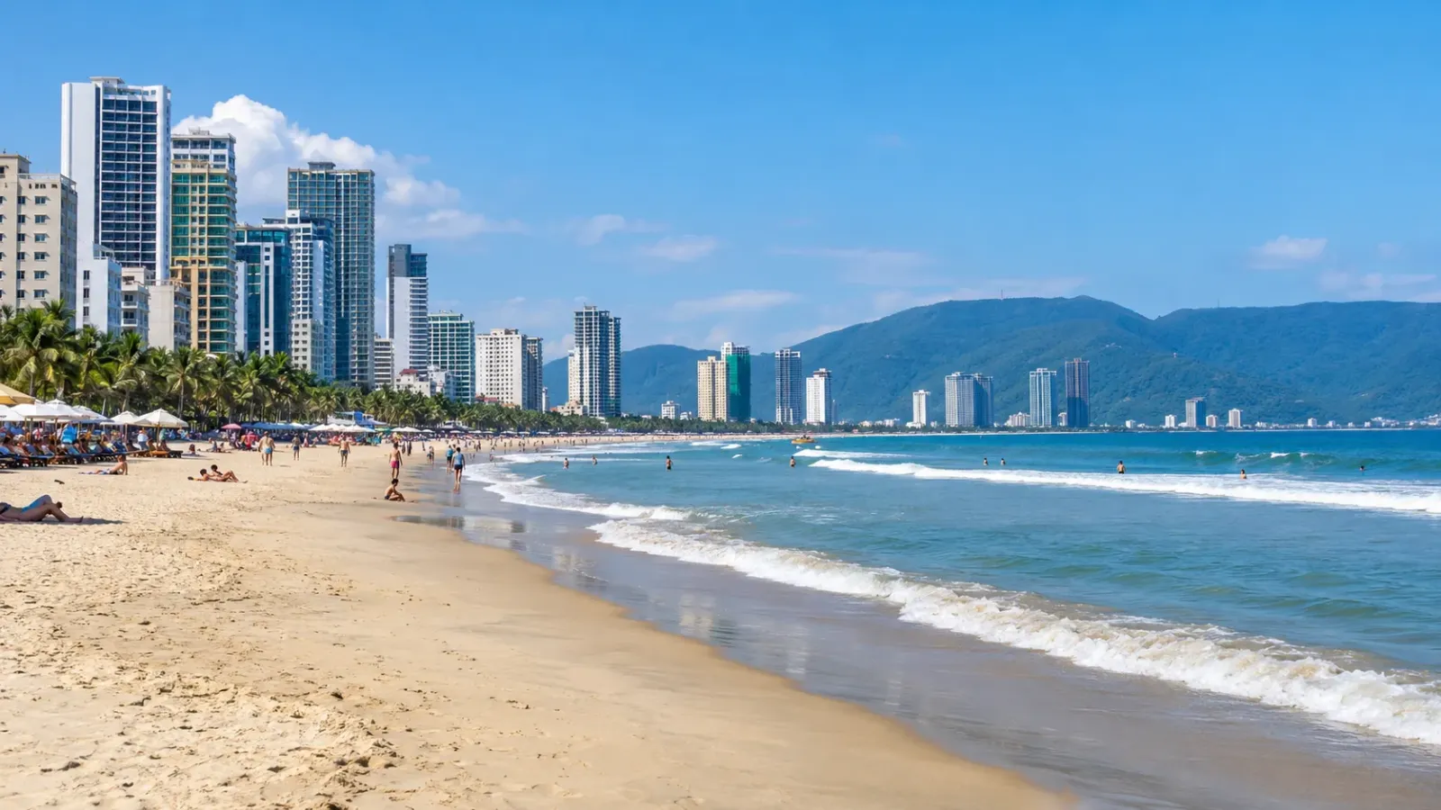 Bãi biển Mỹ Khê Đà Nẵng với bờ cát, mặt biển và cảnh quan đô thị ven biển