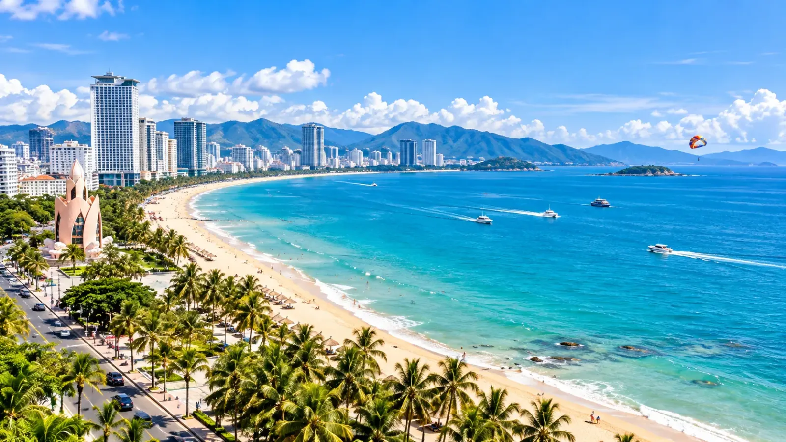 Bãi biển Nha Trang với bờ cát và làn nước biển xanh