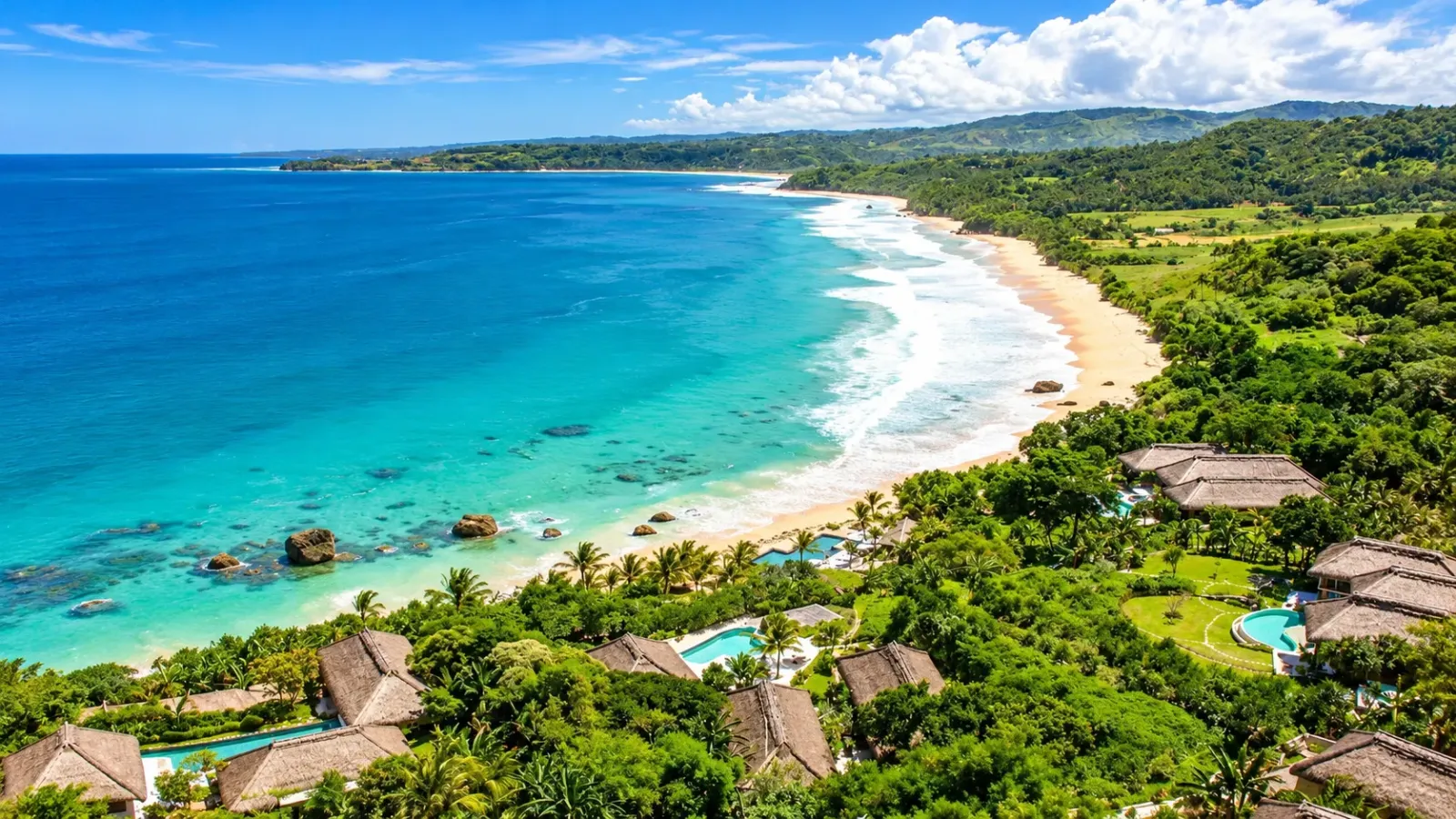 Bãi biển Nihiwatu trên đảo Sumba với dải cát dài và cảnh quan ven biển tự nhiên