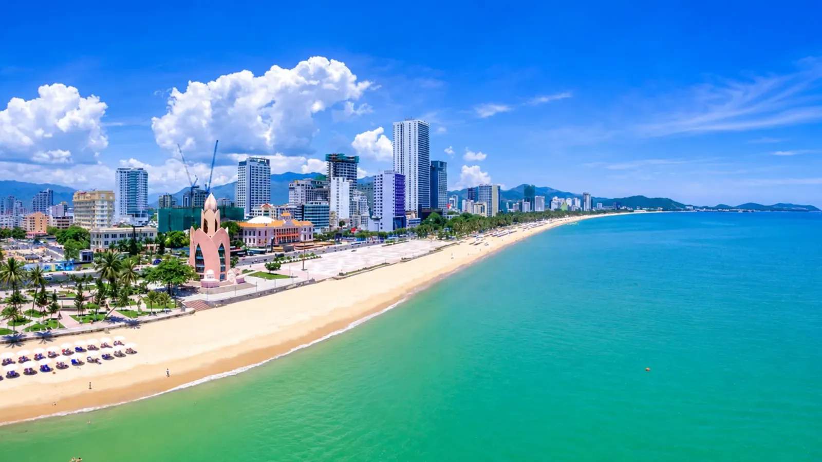 Bãi biển Trần Phú với dải cát và khung cảnh ven biển trung tâm Nha Trang