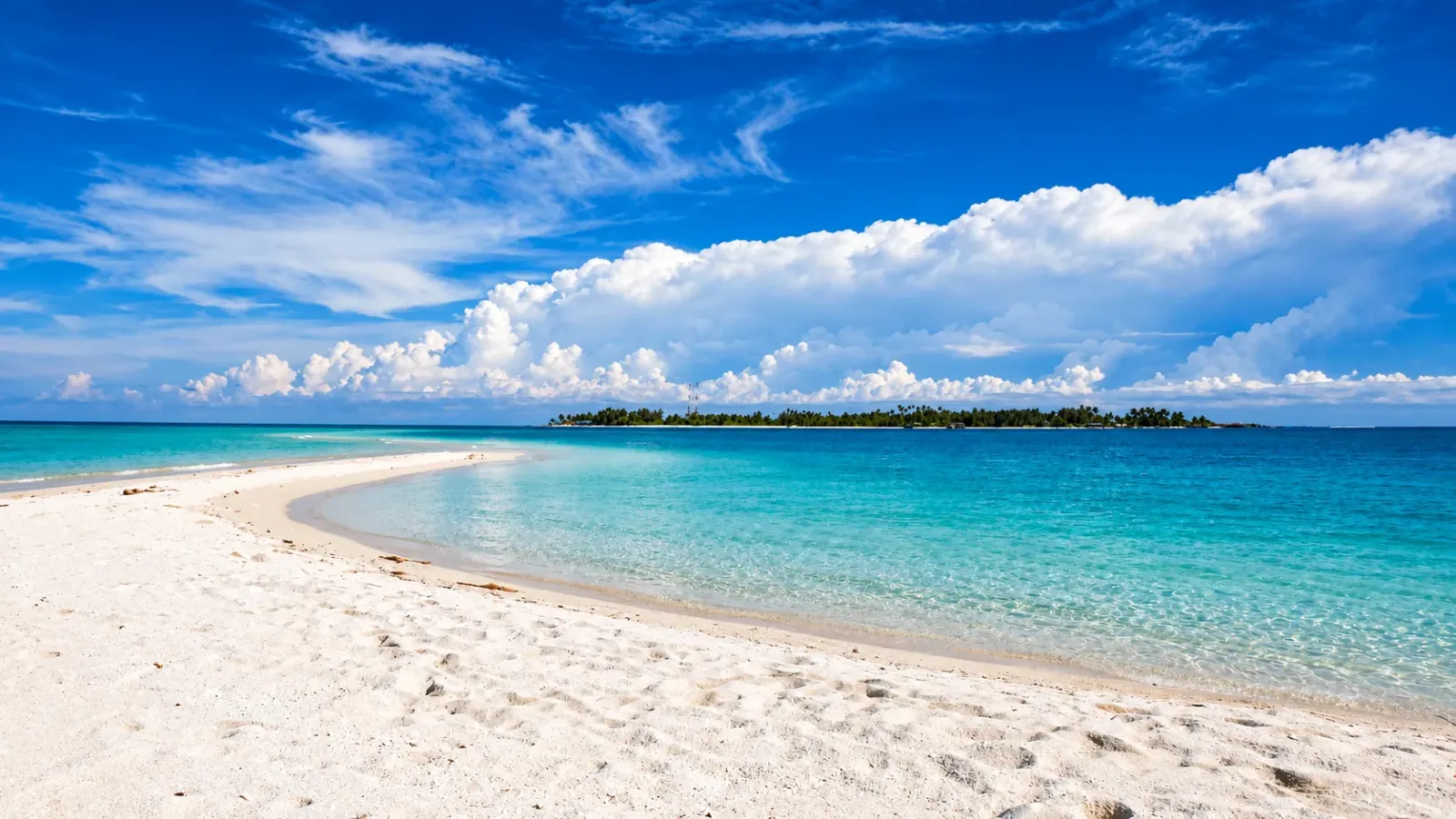 Bãi biển trên đảo Derawan thuộc Đông Kalimantan với cát sáng màu và nước biển xanh