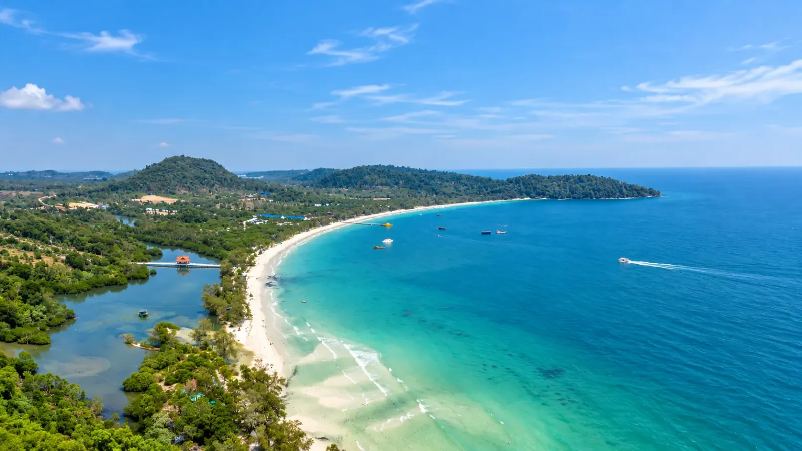 Bãi biển và cảnh quan thiên nhiên trên đảo Koh Rong ngoài khơi Campuchia
