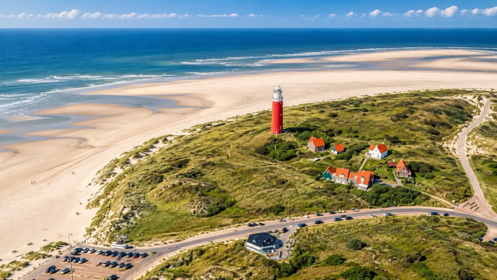 Bãi biển và những đụn cát phủ cỏ trên đảo Texel tại Hà Lan vào mùa hè