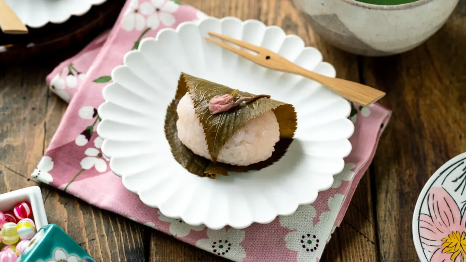 Bánh sakura mochi màu hồng và các loại wagashi lấy cảm hứng từ mùa xuân Nhật Bản