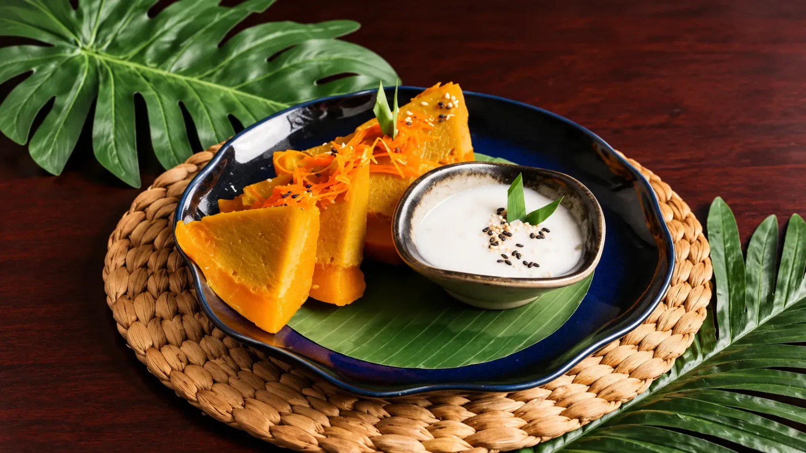 Bánh Sangkhaya Fak Thong với phần bí ngô hấp và nhân custard từ trứng, nước cốt dừa