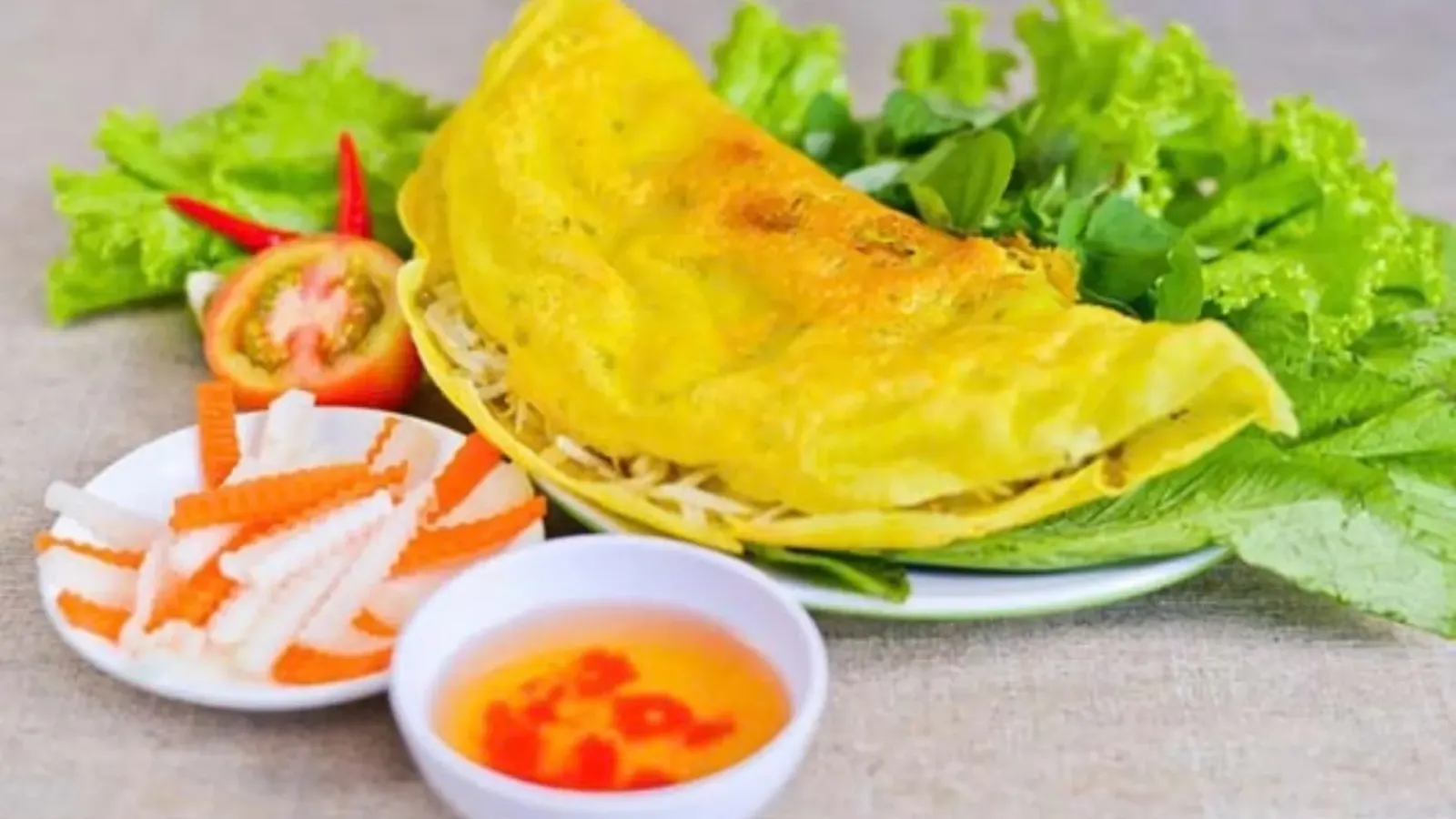 Bánh xèo miền Tây ăn cùng rau và nước chấm