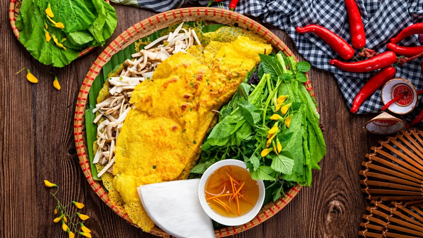 Bánh xèo miền Tây với lớp vỏ vàng và rau ăn kèm