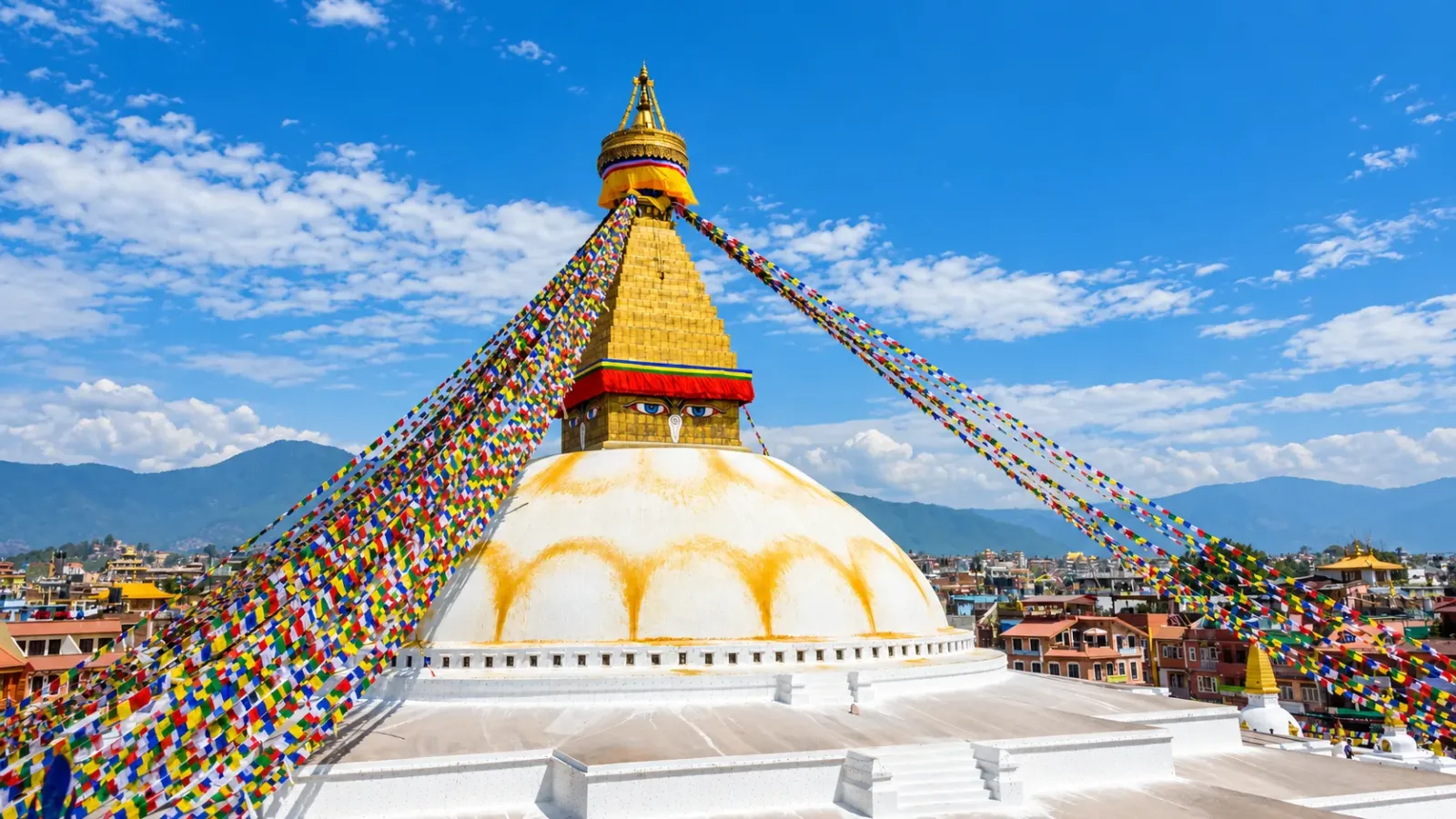 Bảo tháp Boudhanath ở Kathmandu với mái vòm trắng và những lá cờ cầu nguyện