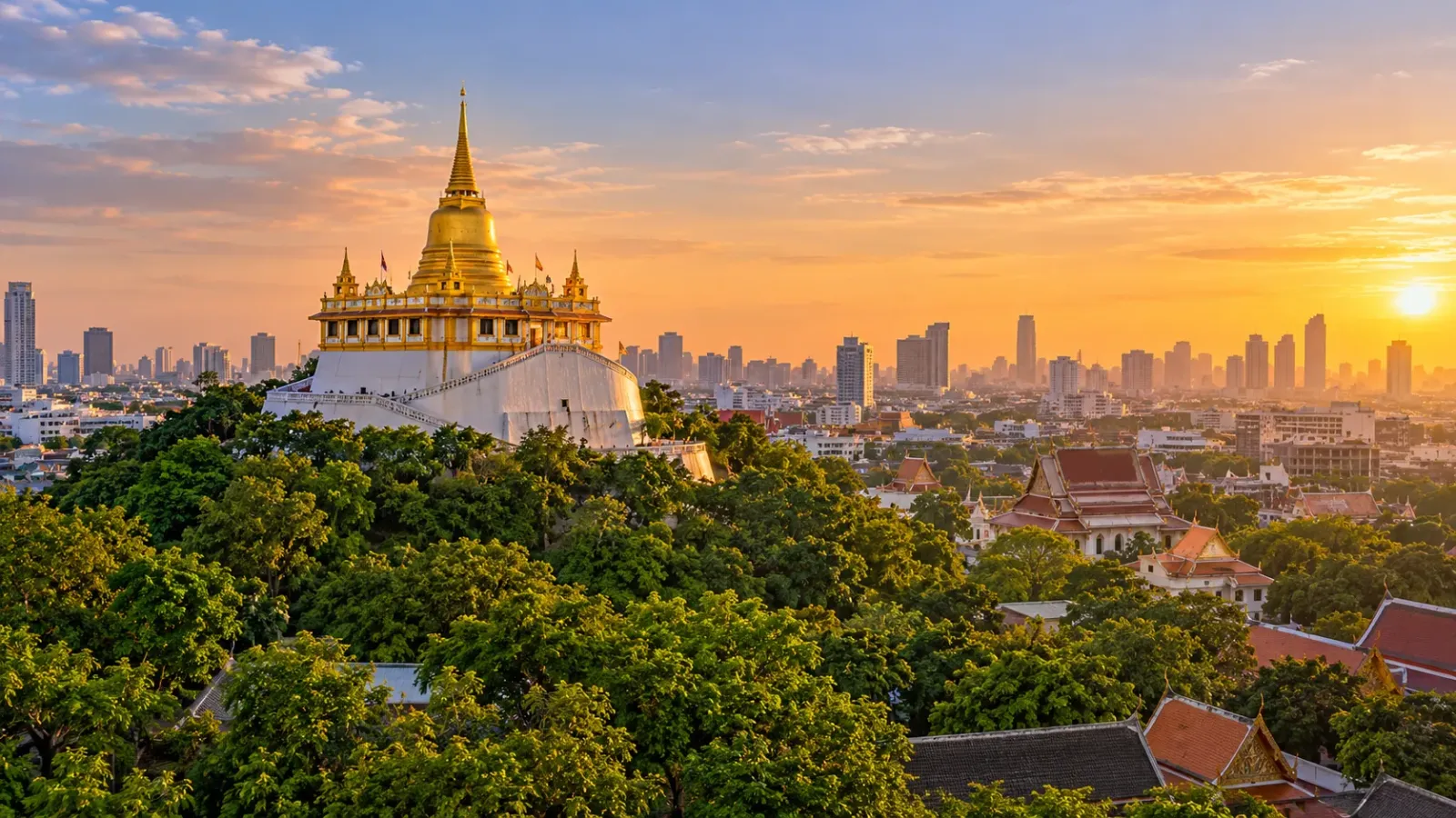 Bảo tháp vàng trên đỉnh Núi Vàng thuộc chùa Wat Saket tại Bangkok, bao quanh là cây xanh và các công trình trong thành phố.