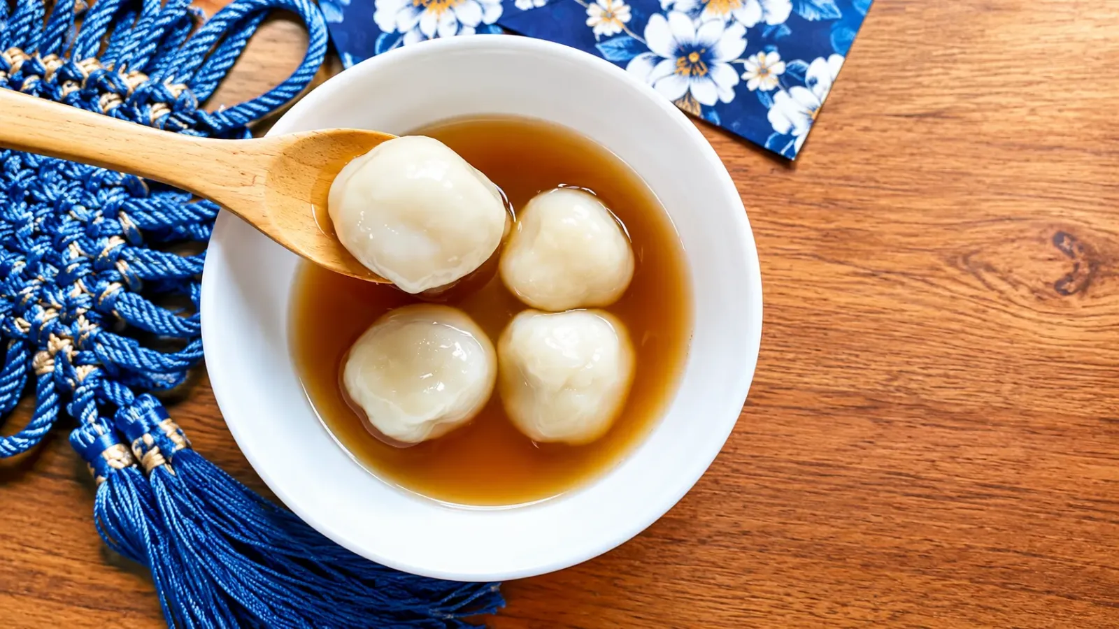 Bát bánh trôi tangyuan làm từ bột nếp với nước đường trong ẩm thực Trung Quốc