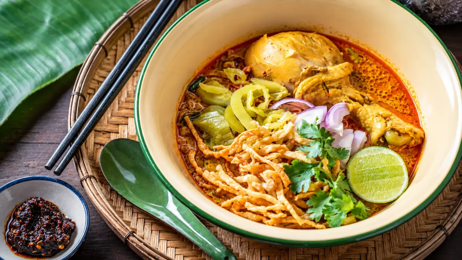 Bát mì cà ri Khao Soi với thịt gà, mì trứng chiên giòn và nước dùng cốt dừa