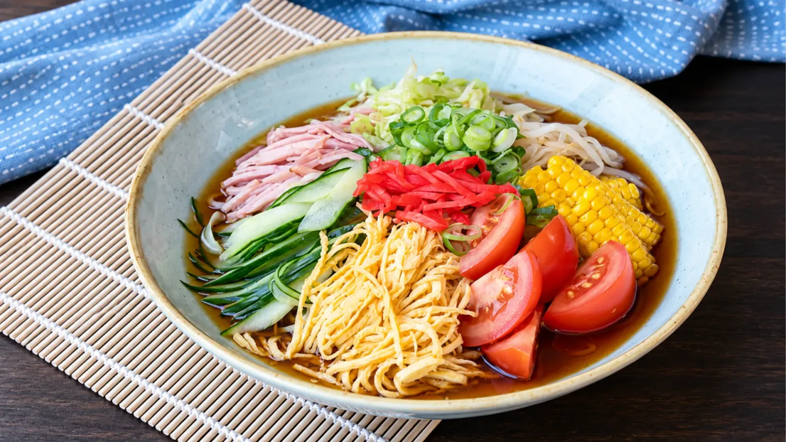 Bát mì lạnh hiyashi-chuka với rau củ và trứng thái sợi trong ẩm thực mùa hè Nhật Bản