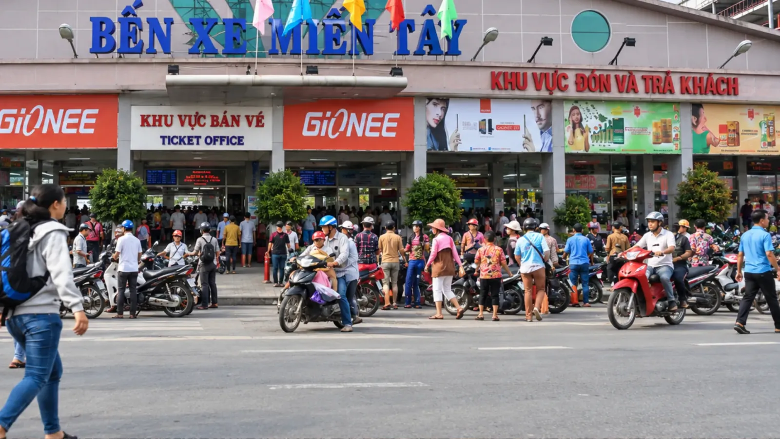 Bến xe Miền Tây tại TP.HCM, điểm xuất phát của nhiều tuyến xe đi Đồng bằng sông Cửu Long