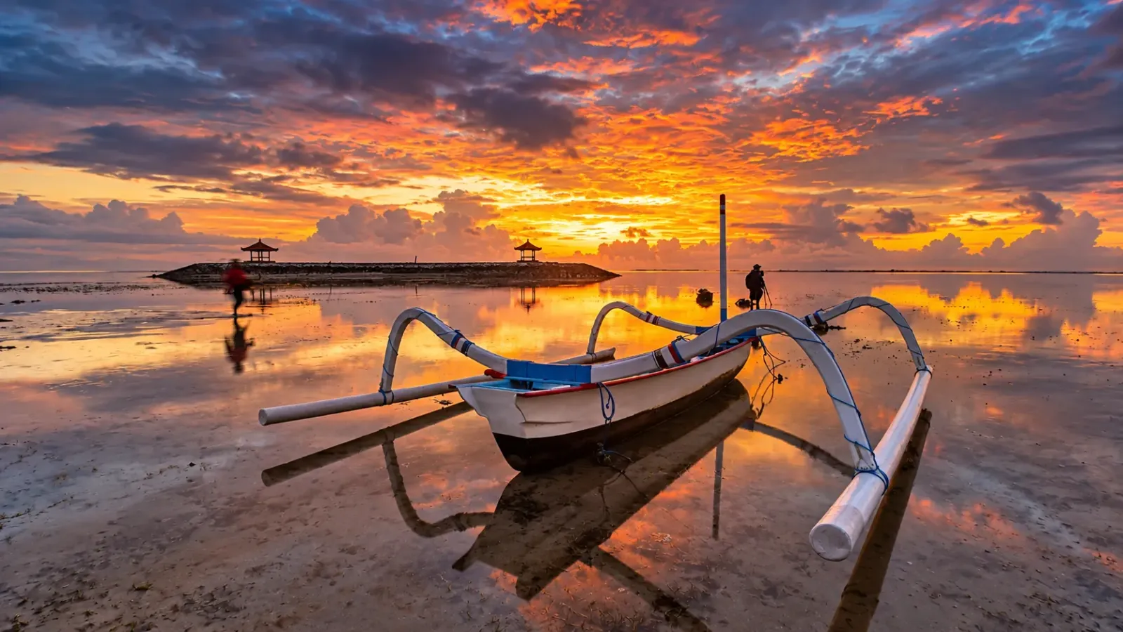 Bình minh trên bãi biển Sanur ở Bali với thuyền truyền thống trên mặt nước