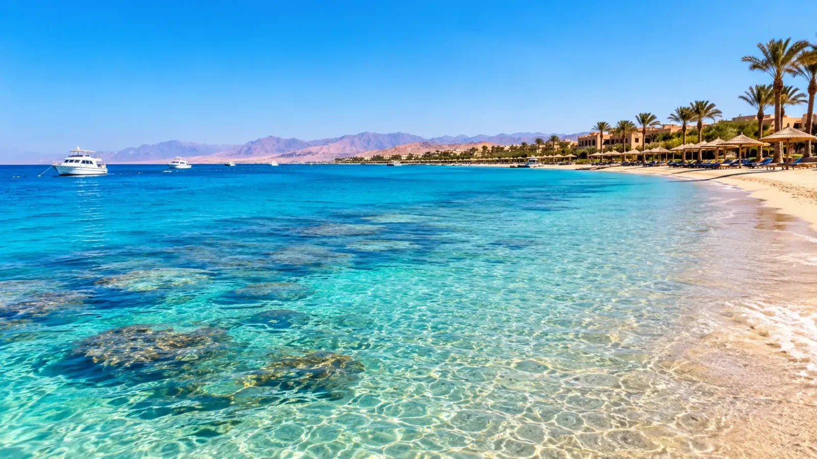 Bờ biển Hurghada bên Biển Đỏ tại Ai Cập với làn nước xanh trong, bãi cát và cảnh quan nghỉ dưỡng ven biển.