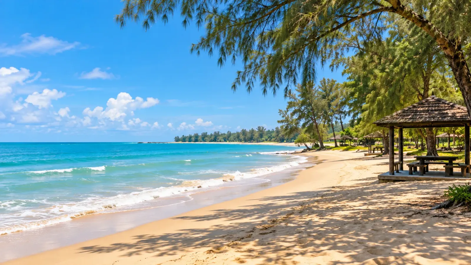 Bờ biển và không gian thư giãn tại bãi biển Muara ở Brunei