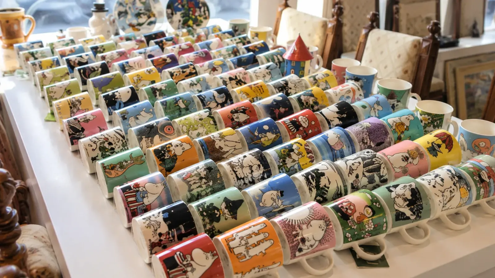 Bộ sưu tập cốc gốm Moomin với nhiều họa tiết nhân vật tại cửa hàng ở Phần Lan.