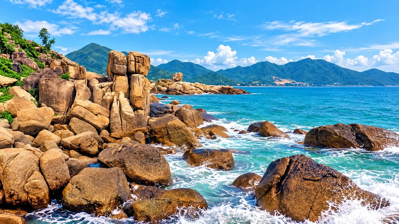 Các khối đá tự nhiên tại danh thắng Hòn Chồng Hòn Vợ Nha Trang