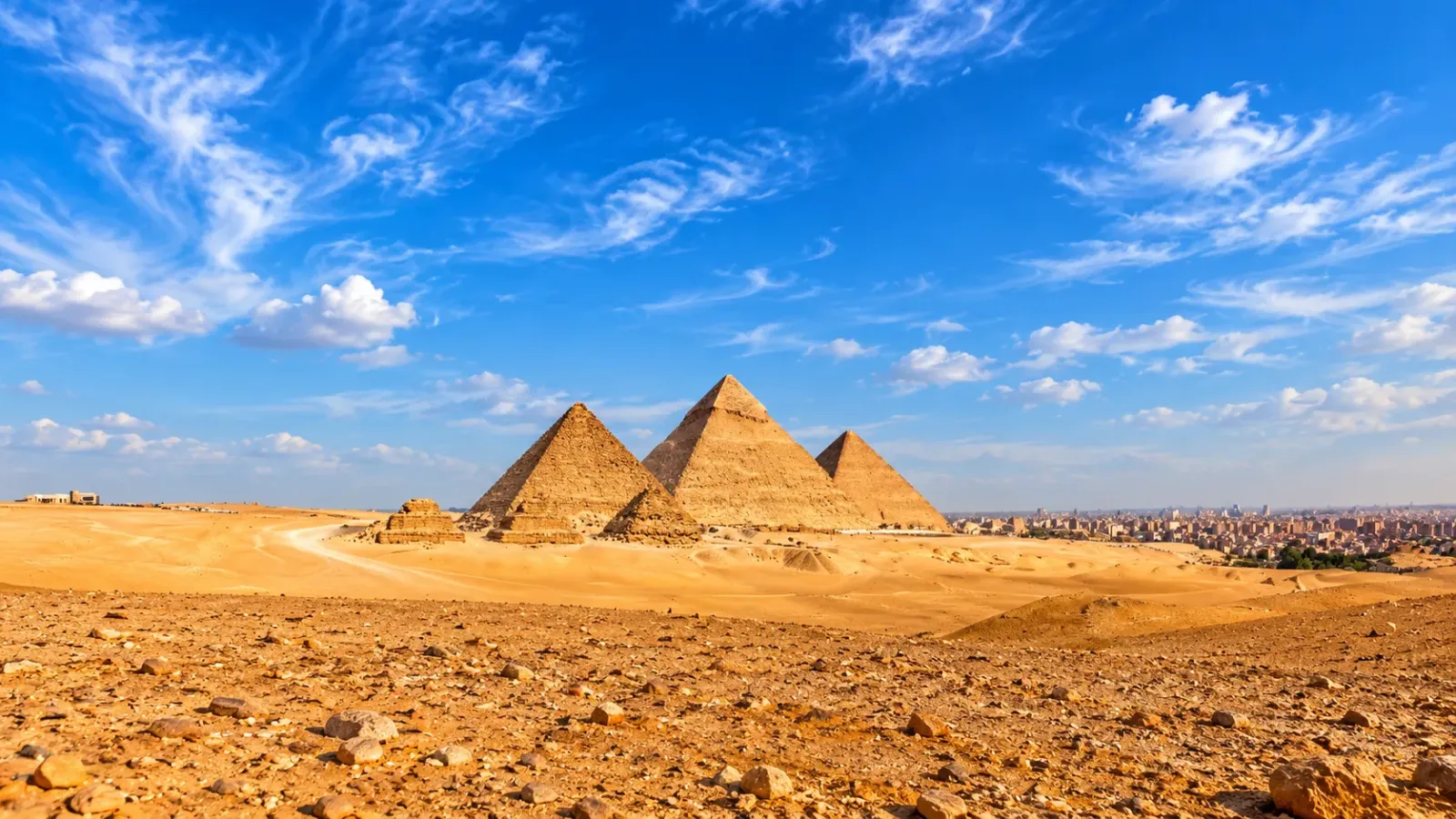 Các kim tự tháp cổ đại tại quần thể Giza gần thành phố Cairo Ai Cập