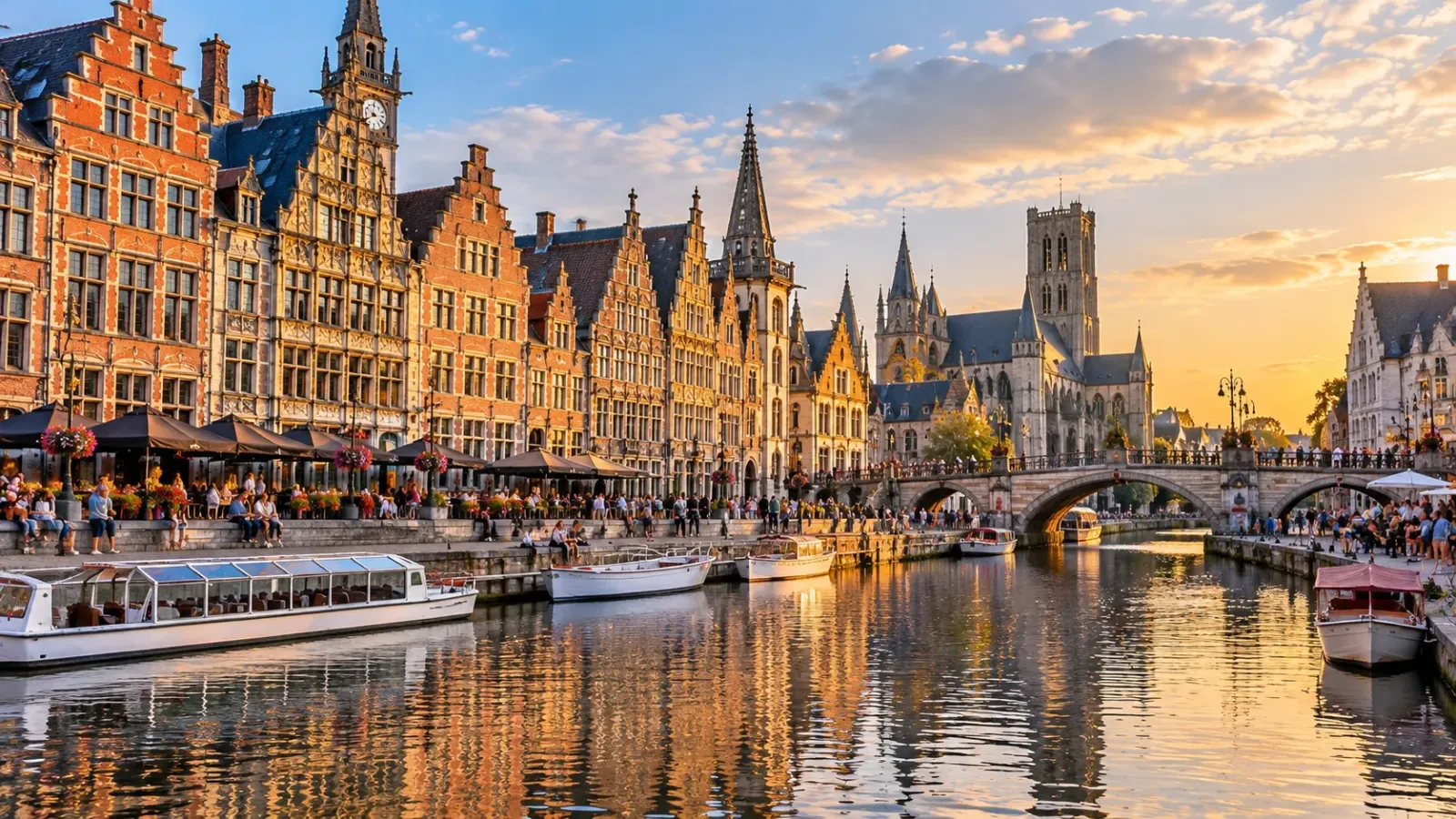 Các ngôi nhà cổ ven sông Lys ở khu Graslei và Korenlei tại thành phố Ghent.