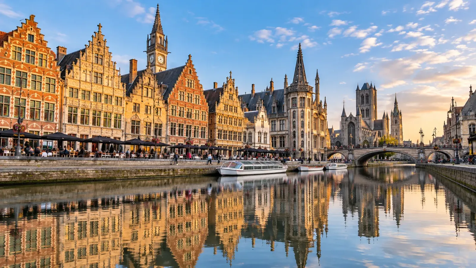 Các ngôi nhà cổ ven sông Lys ở khu Graslei và Korenlei tại thành phố Ghent.