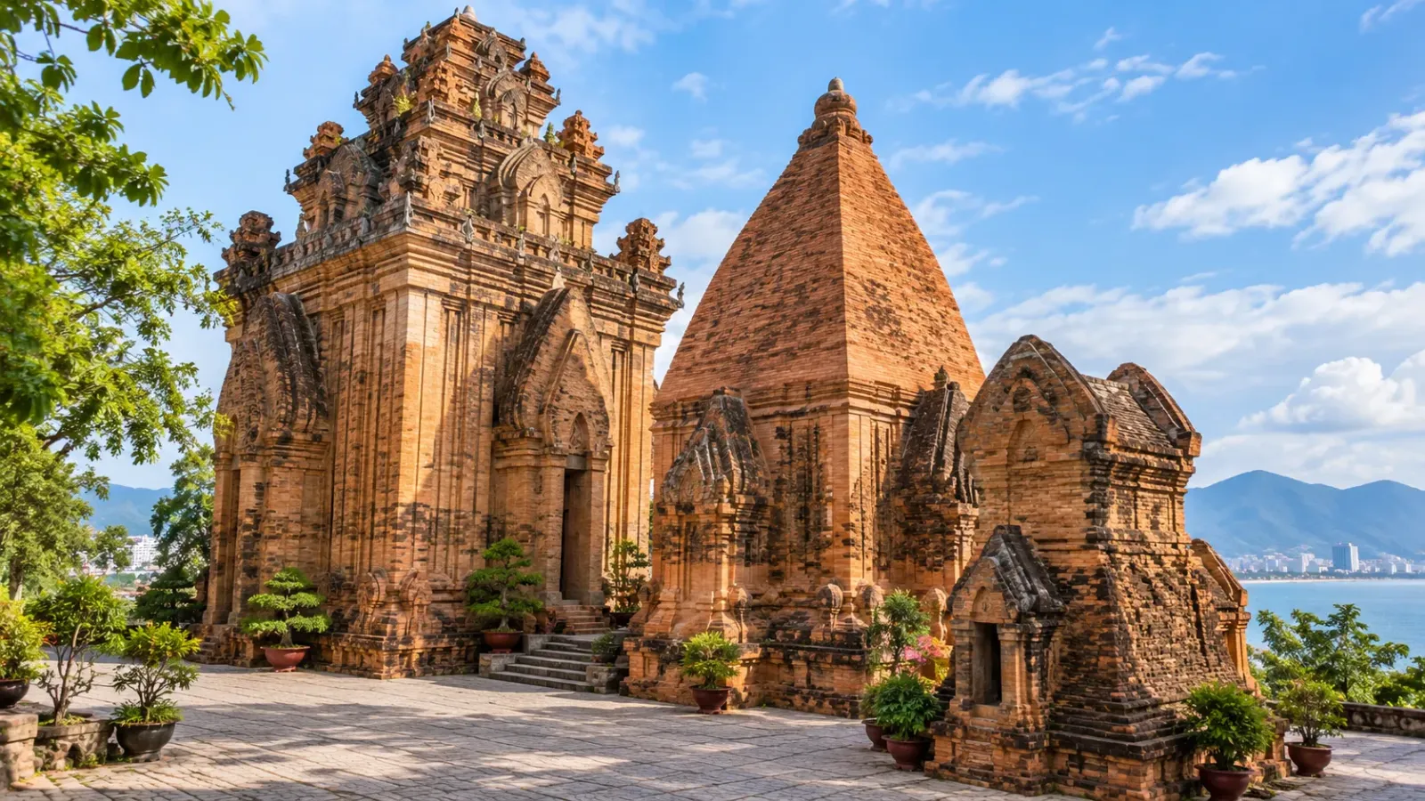 Các ngôi tháp gạch Chăm cổ với hoa văn kiến trúc đặc trưng tại di tích Tháp Bà Ponagar ở Nha Trang.