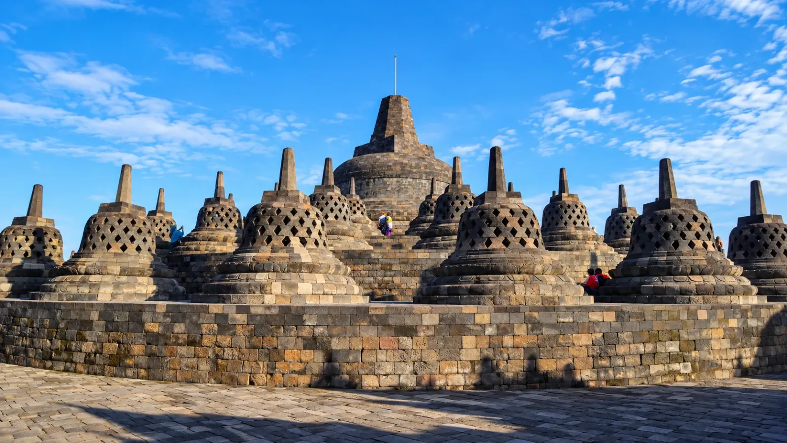 Các tháp stupa bằng đá và kiến trúc bậc thang tại đền Borobudur Trung Java Indonesia