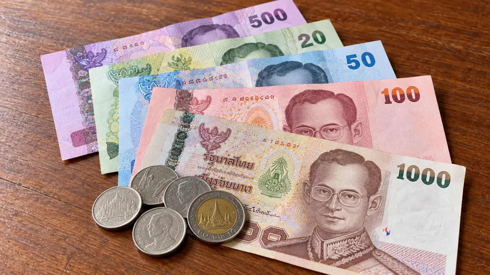 Các tờ tiền giấy baht Thái Lan với nhiều mệnh giá khác nhau