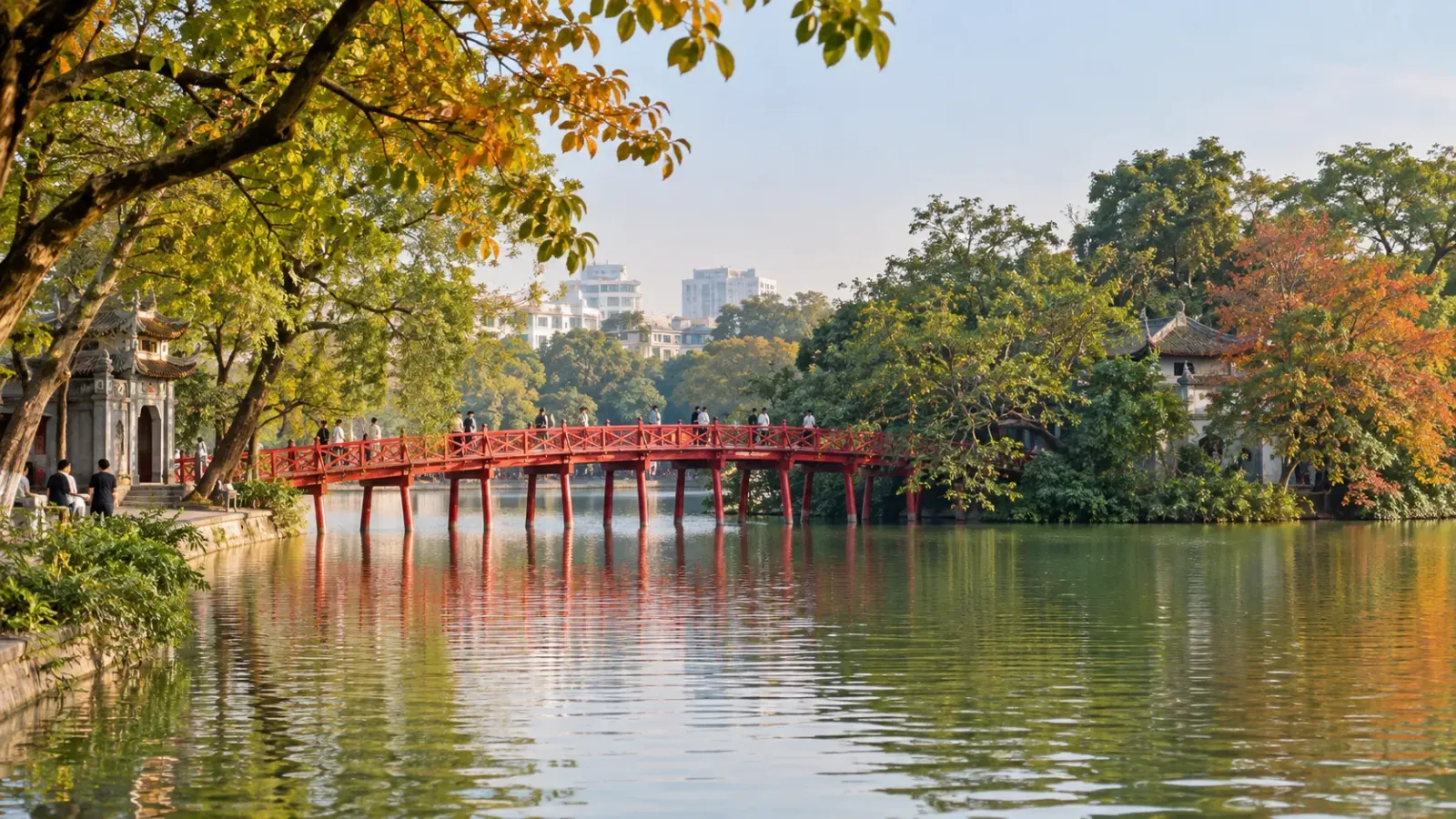 Cảnh Hồ Hoàn Kiếm với cầu Thê Húc và hàng cây ven hồ tại trung tâm Hà Nội.
