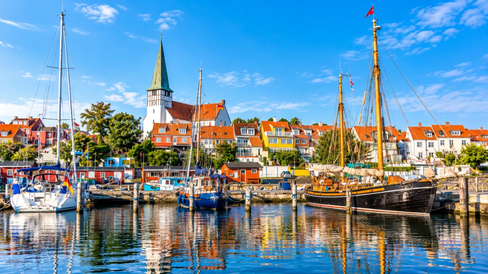 Cảnh những ngôi nhà ven bờ biển trên đảo Bornholm, Đan Mạch